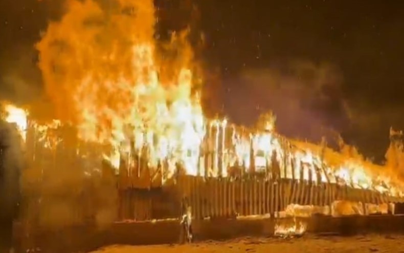 গভীর রাতে আগুনে পুড়ল ৩ দোকান